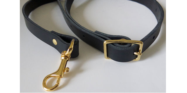 Closeup of removable shoulder strap with swivel hooks and adjustable with solid brass buckle