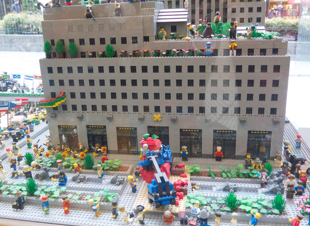 modern-coup-new-york-city-lego-store-rockefeller-center