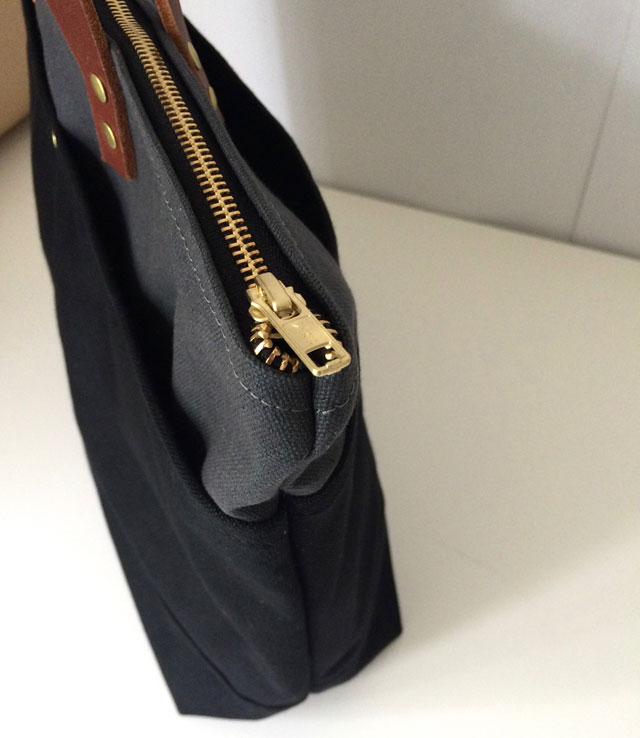 modern-coup-waxed-canvas-leather-bags-medium-zipper-tote-black-grey-custom-lining-side