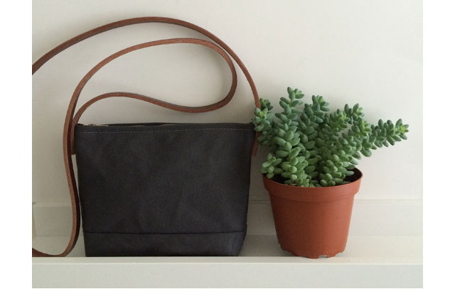 modern-coup-waxed-canvas-leather-petite-purse-charcoal-grey